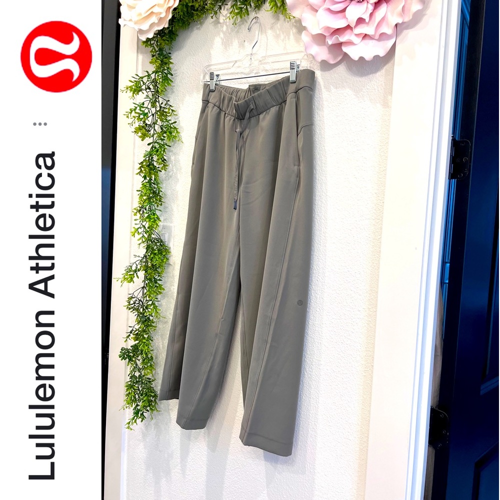 Lululemon stretch crop pants 🍀size 6 NWOT ✨